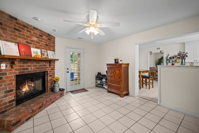 Building Photo - Southside Savannah Gem – 4BR Home in Windsor Forest with Sunroom & Patio