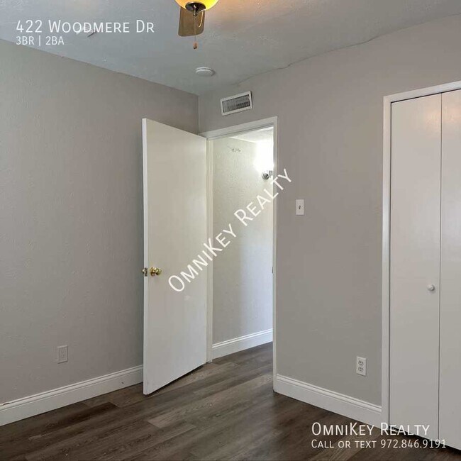 Building Photo - 422 Woodmere Dr