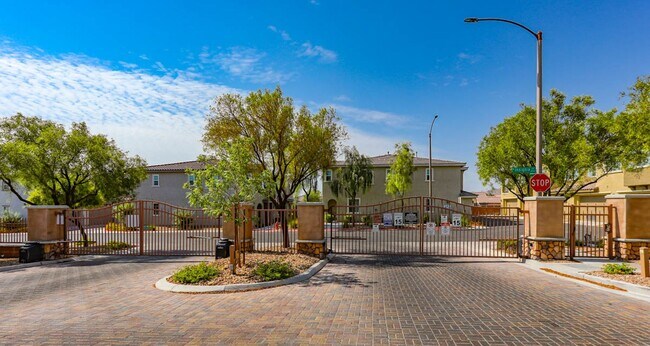 Building Photo - Beautiful Mountains Edge 3 Bedroom Townhome