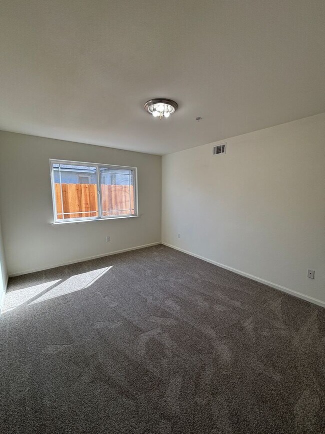 Building Photo - P32000