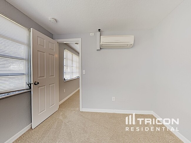Building Photo - 2160 Alemanda Dr