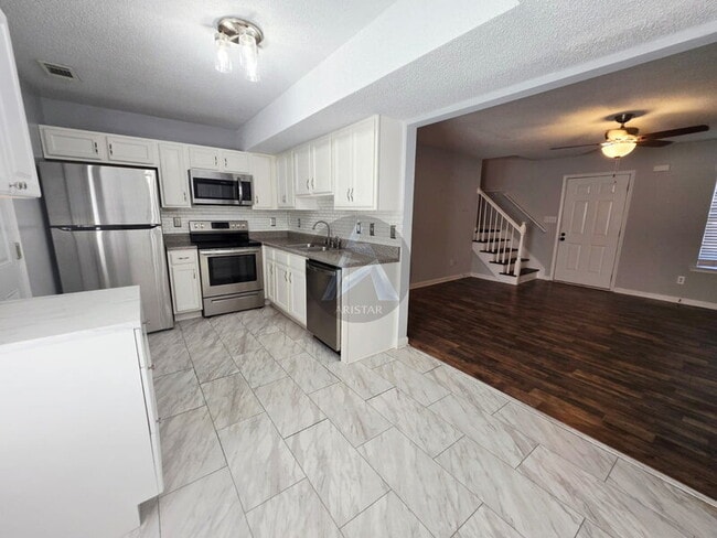 Building Photo - 17 Middlebrook Dr