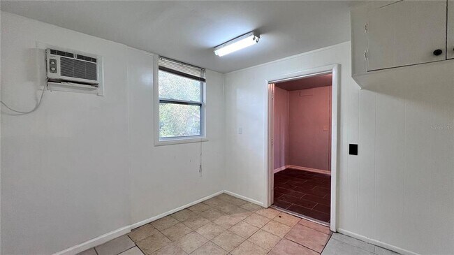 Building Photo - 2421 Laura Pl