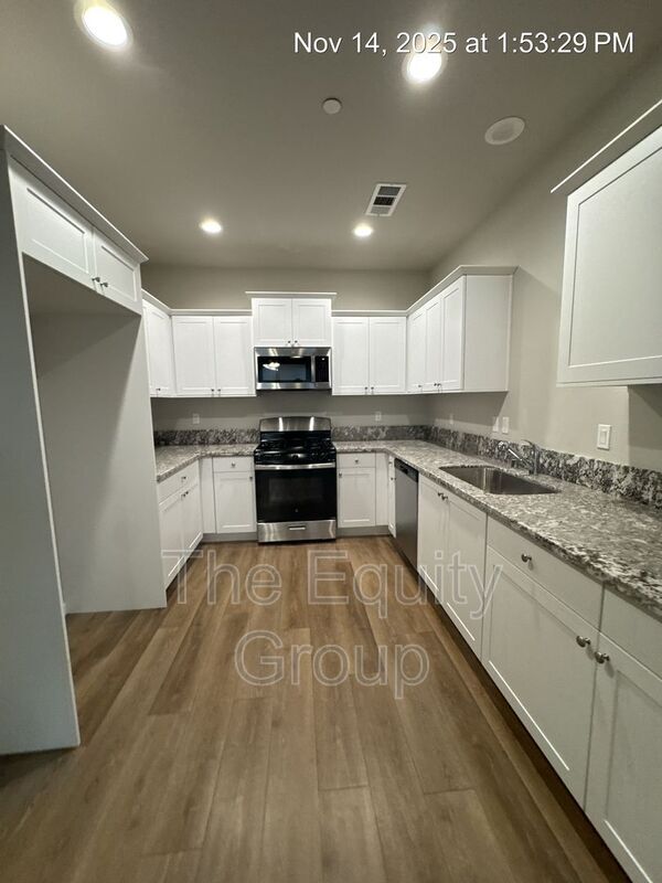 Building Photo - 519 S Summit St