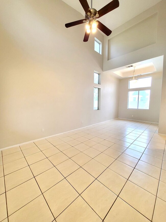 Building Photo - 4 Bedroom House, Private Pool,  Large Pets Welcome