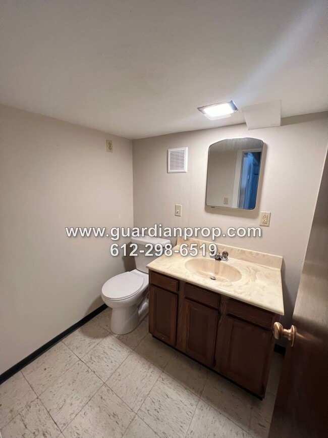 Building Photo - Shoreview House Available September 1st, U...
