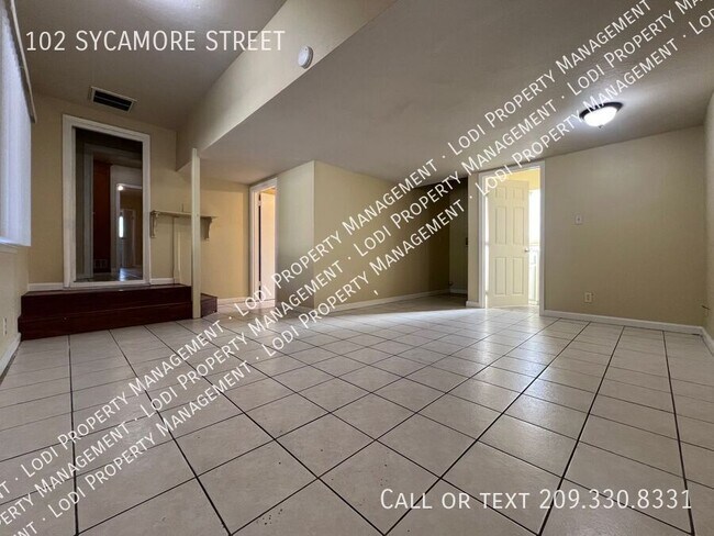 Building Photo - 102 Sycamore St