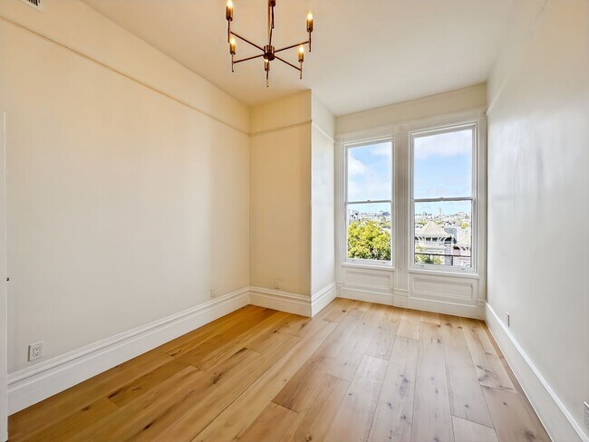 Building Photo - Top-Floor, Remodeled 5BR/2.5BA Victorian Flat, Pet Friendly, Steps from Alamo Square