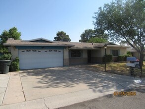 Building Photo - 3 bedroom 2 bathroom 2 car garage