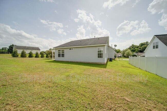 Building Photo - 120 Lantana Dr