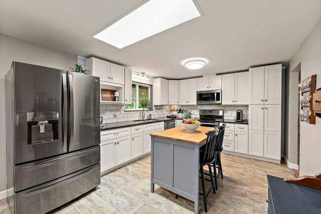Building Photo - Spacious 4 Bed Lakewood Home w/ 2 Kitchens...