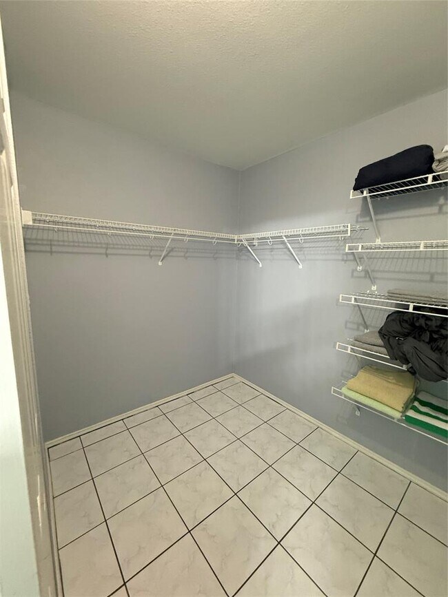 Building Photo - 2562 Vernell Way