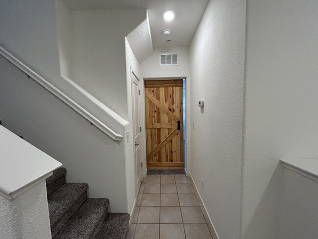 Building Photo - Fresh 3 Bed, 2 Bath Home - Close to shopping!