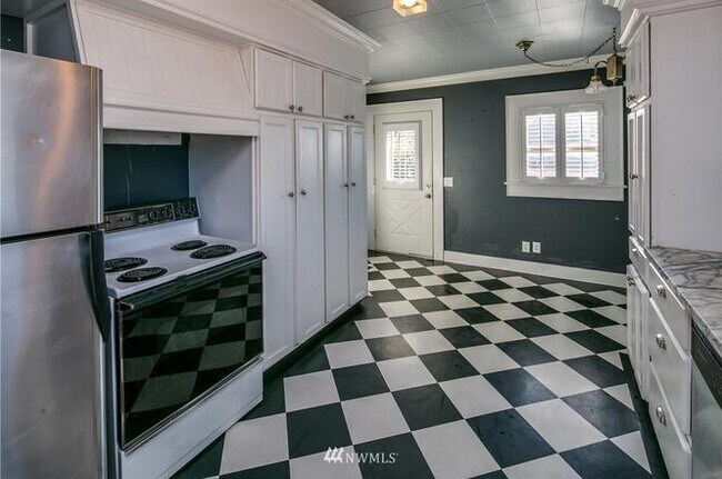 Building Photo - Walk to Schools, Downtown & Waterfront from Lettered Streets 5bd Home