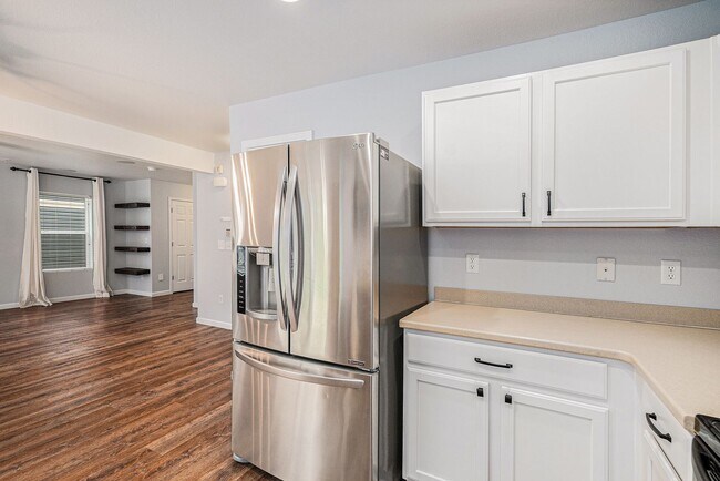 Building Photo - 4 Bedroom 2.5 Baths in the Meadows Castler...