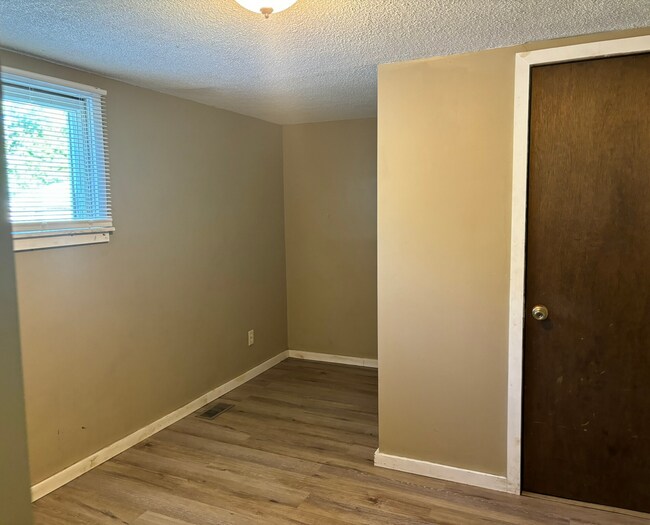 Building Photo - Large and Sunny 3 Bed 1 Bath Home Availabl...