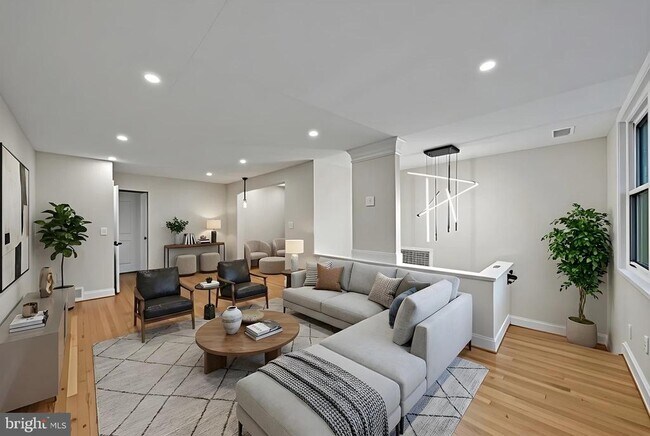 Building Photo - 119 Victor St NE