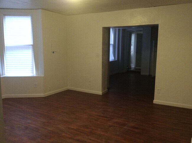Building Photo - 3 Bedroom 1.5 Bath 1st Floor Apartment-York City SD
