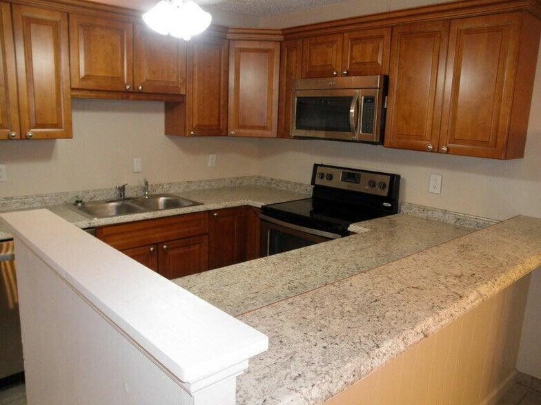 Building Photo - 584 Springdale Cir
