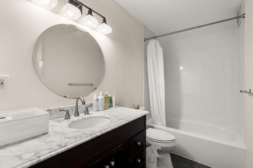 Building Photo - 77 Pond Ave