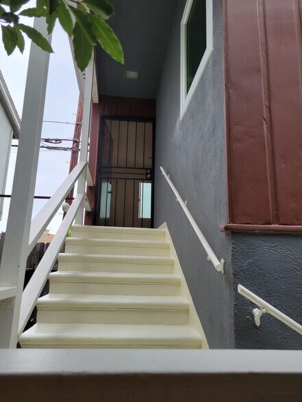 Private Entrance - 1837 Pearl St