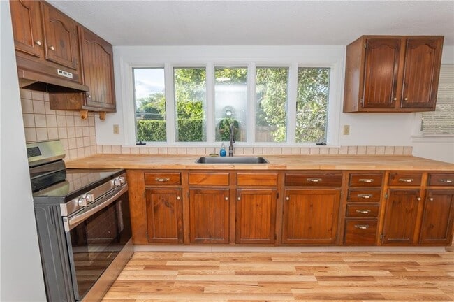 Building Photo - 137 A Kingstown Rd