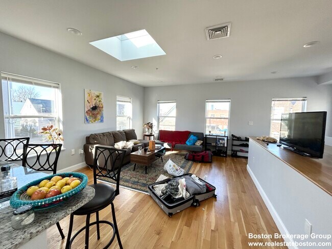 Building Photo - 65 Burrell St