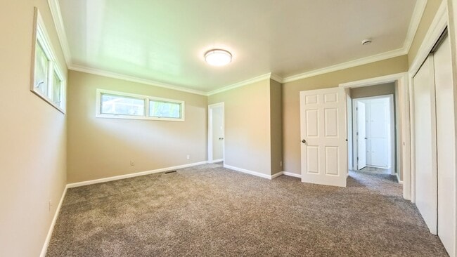 Building Photo - Spacious 3 Bedroom 1.5 Bath Home- Located ...