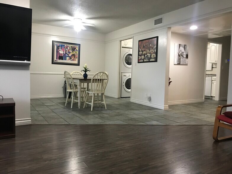 Building Photo - 324 E Spruce Ave