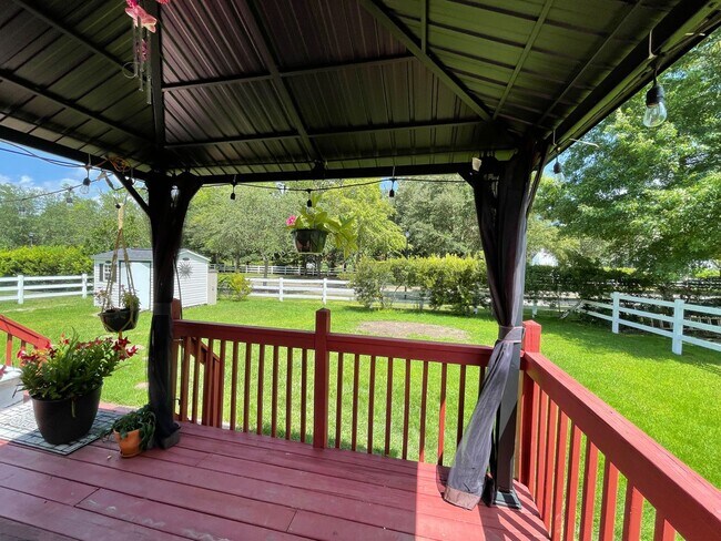 Building Photo - Beautiful large Castleton home