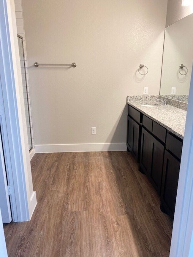Building Photo - Large Townhome on corner lot
