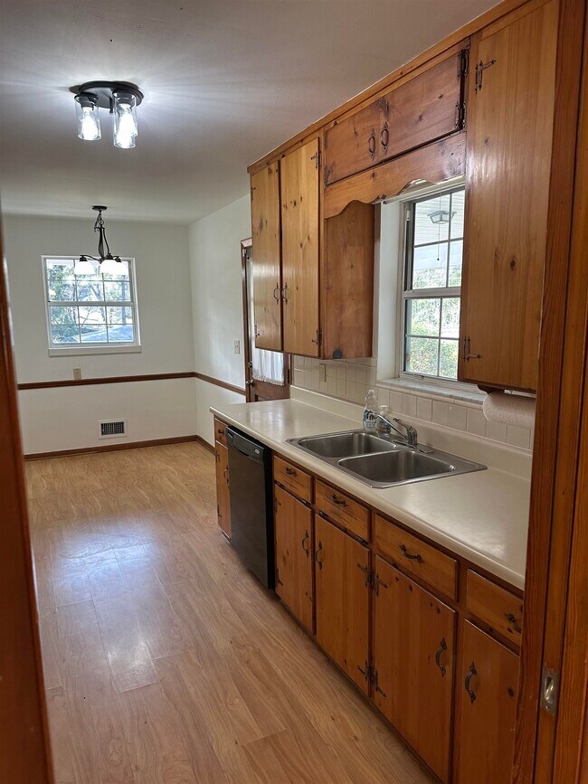 Building Photo - 1406 Devils Dip