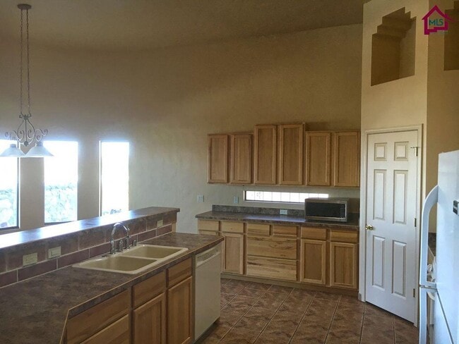 Building Photo - Great 3/2, Awesome Views, Spacious