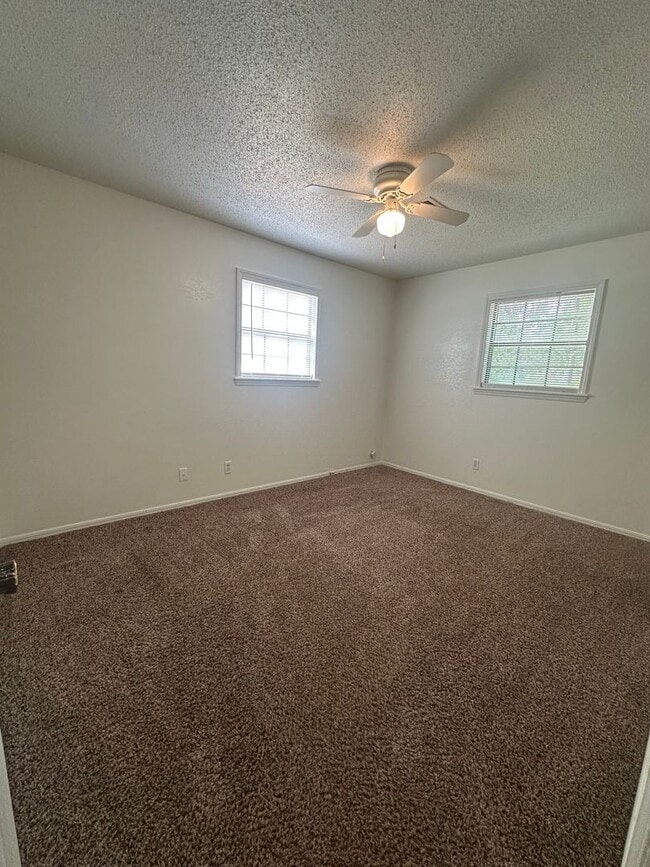 Building Photo - 3 bed, 1 bath, 1 car garage