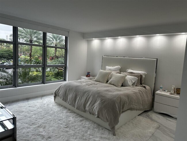 Building Photo - 19195 NE 36th Pl