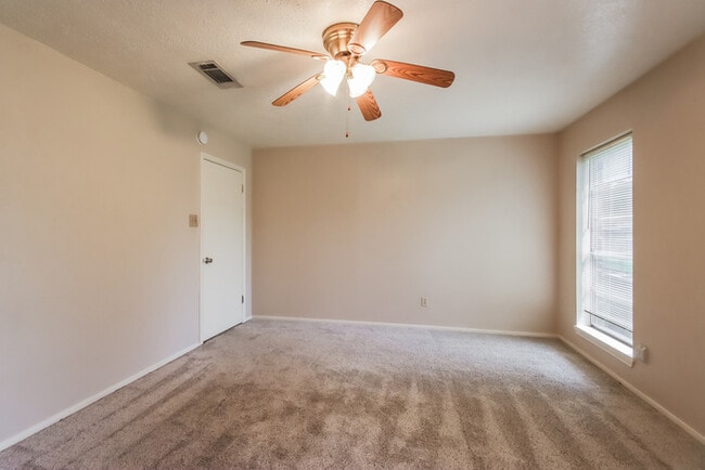 Building Photo - 206 Staples Dr