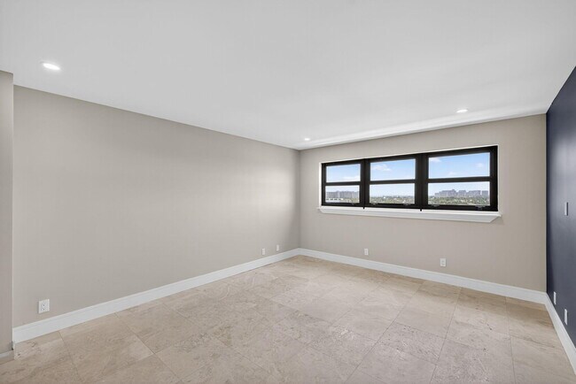Building Photo - 3200 Port Royale Dr N