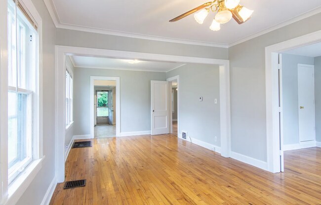 Building Photo - Charming West Plaza Bungalow