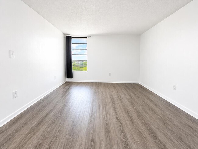 Building Photo - 9682 Fontainebleau Blvd