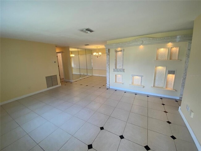 Building Photo - 586 E Lake Dr