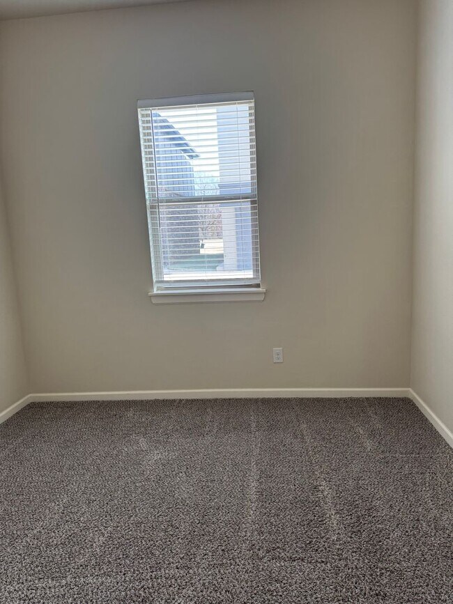 Building Photo - Charming 2 bed/2 bath in gated community The Enclave!