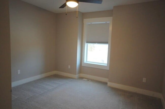 Building Photo - Golf Course Townhome