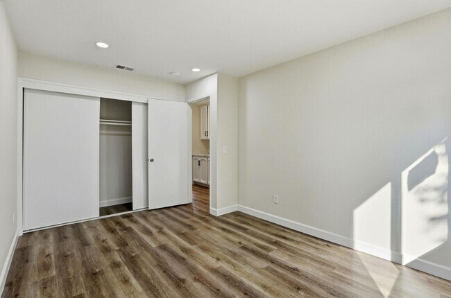 Building Photo - 8468001/37T