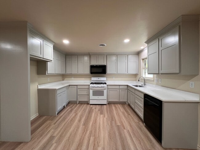 Building Photo - 509 Davis Dr