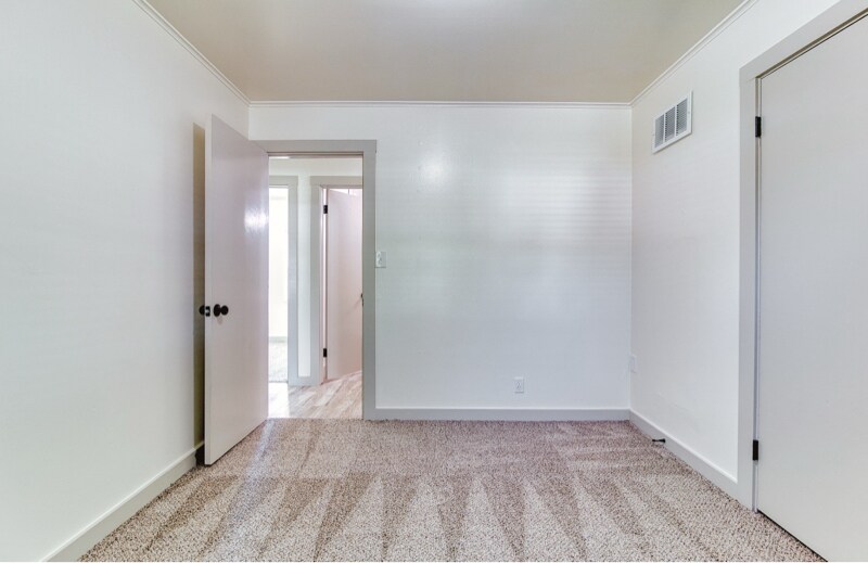 Building Photo - 2114 W 48th Pl