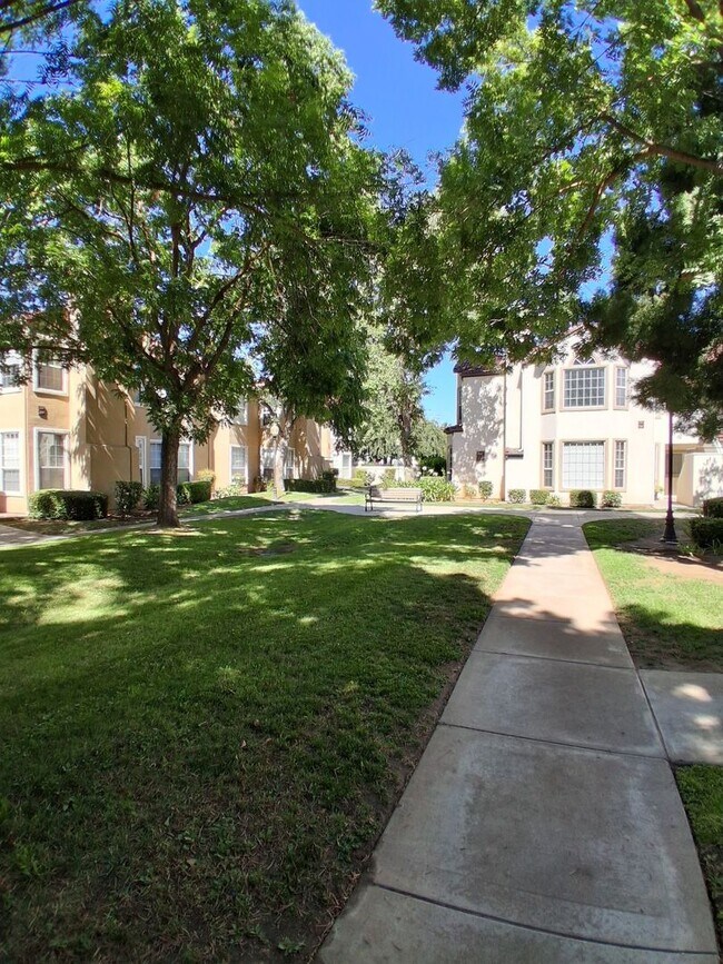 Building Photo - 8147 N Cedar Ave