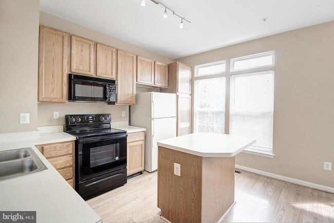 Building Photo - 586 Eisenhower Dr