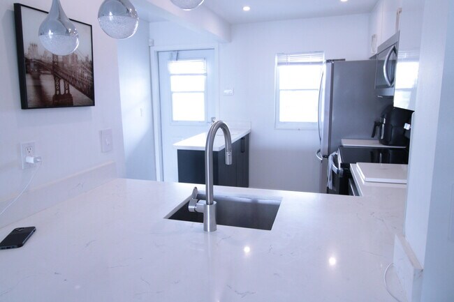 Building Photo - 470 Paradise Isle Blvd