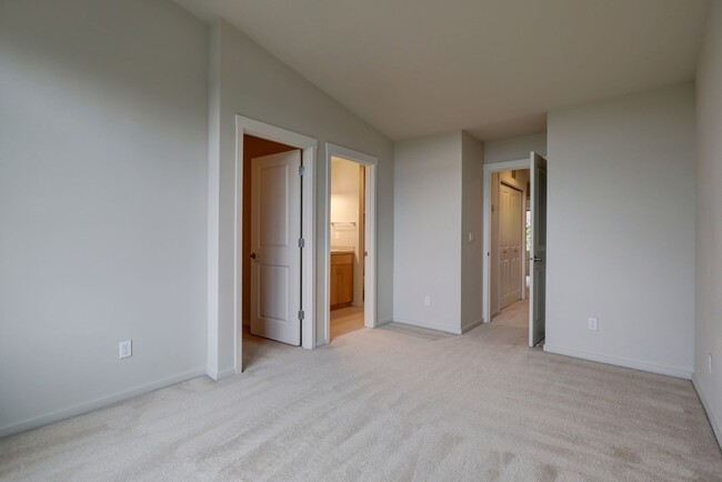 Building Photo - Lovely 2BR 1.75BA Issaquah Town Home, Perf...