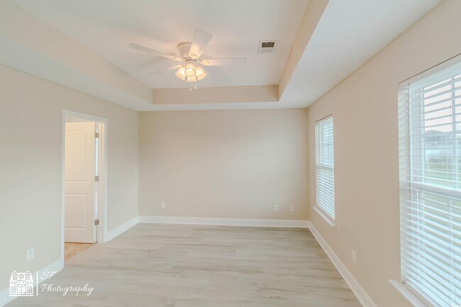 Building Photo - 246 Macarthur Dr